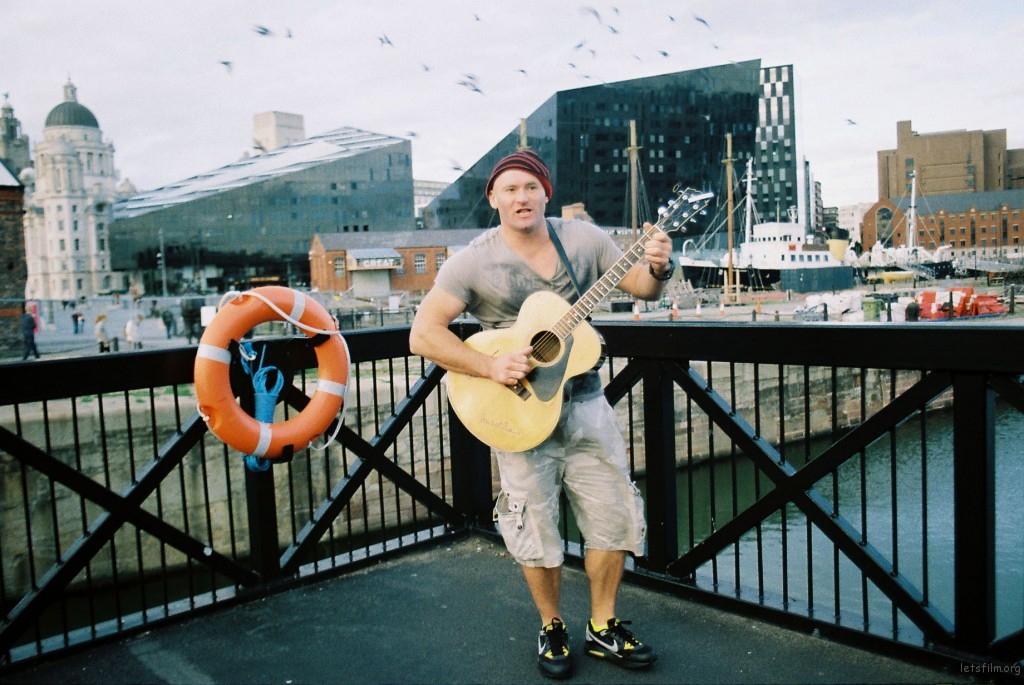 港口的吉他歌手 Minolta x700, Liverpool.