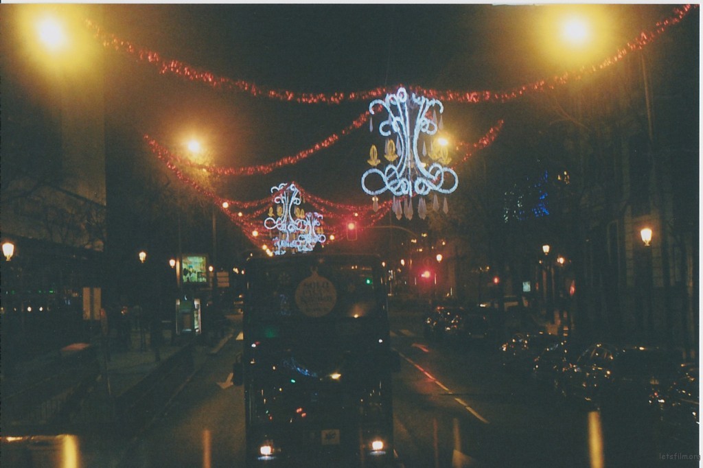 GOYA大街上的彩灯和圣诞专线