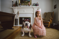 摄影师拍下女儿与爱犬的真挚友情