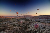 乘坐热气球饱览土耳其壮丽景观