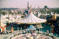 一起进入1955年的迪士尼世界吧！