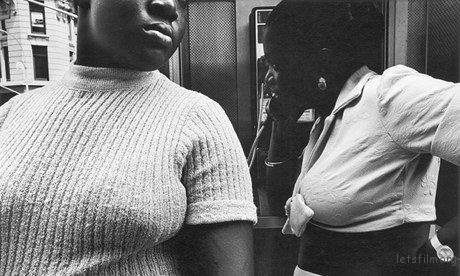 “两个在电话亭的非洲裔美国女人”