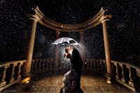 雨伞下的浪漫︰10 张雨中婚摄的出色作品