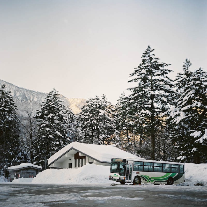 山间的小车站，赶车的时候晨光正好照到了远处的雪山上。