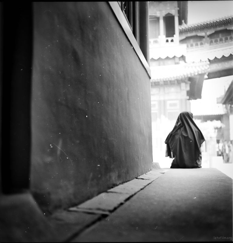年轻喇嘛的北京，在这条长廊的尽头，一个人，少许孤单，少许寂寞。
