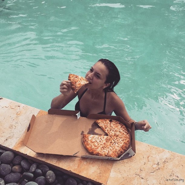 游泳后超饿，岸上干脆摆一盒披萨起来立刻吃