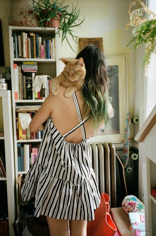 Girls-and-their-Cats-Photographer-captures-NYC-women-with-their-furry-companions-18__880-658x992