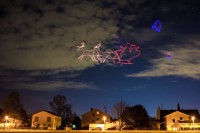 飞天圣诞！利用空拍机创作的巨幅光绘摄影