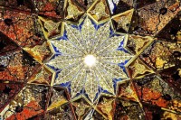不输给彩色玻璃的美，伊朗如万花筒般绚丽的马赛克拼贴天花板