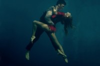 激情的水下探戈，俄国摄影师纪录舞者水下午舞蹈画面