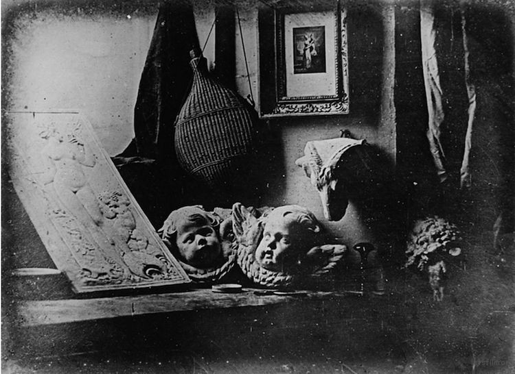 这张拍摄于 1837 年的照片是世界上最早的银版摄影术照片