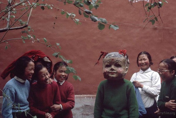 1966 年 5 月，北京，中山公园游园活动的“大头娃娃”