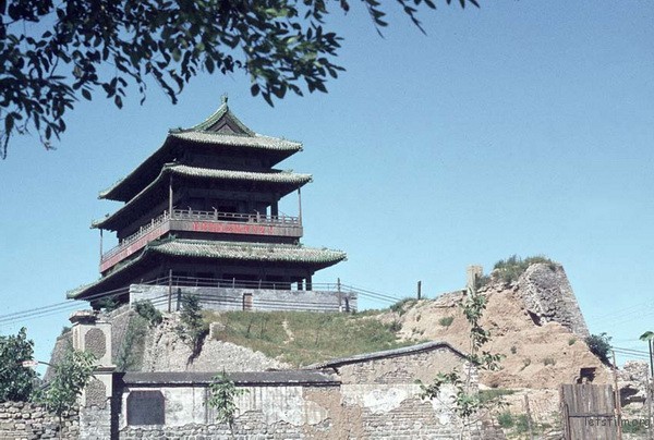 1967 年夏，正阳门（前门）东侧，那时的北京城墙已经拆的差不多了