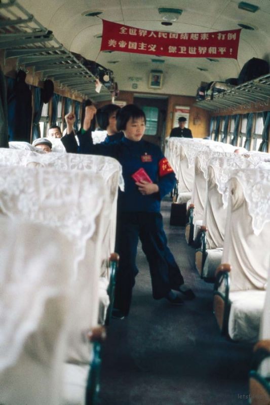 火车上列车员跳“忠字舞”