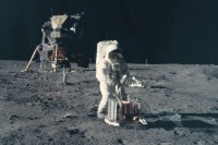 用了 18 个月，将 NASA 阿波罗计划的「照片」制成科幻感十足的「影片」