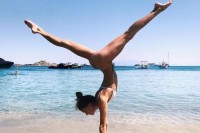一张自拍价值十万！澳洲22 岁「瑜珈正妹」摆脱忧郁症拥抱性感阳光