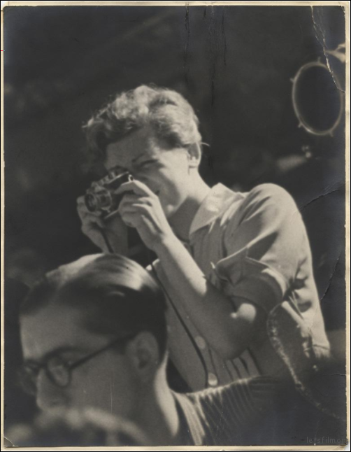 Gerda Taro 拿着 Leica 拍照的照片，拍摄于 1937 年 7 月