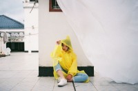 [18046] 穿黄色雨衣的女孩