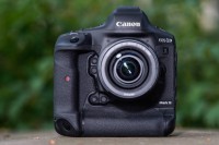 Canon EOS R1 和 EOS R5 Mark Ⅱ，哪个会先来？