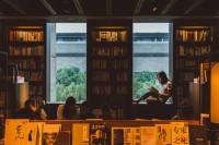 这里不卖书，这里是成年人卖避难所