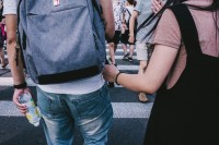 牵手是为了在汹涌的人潮里，不被冲散