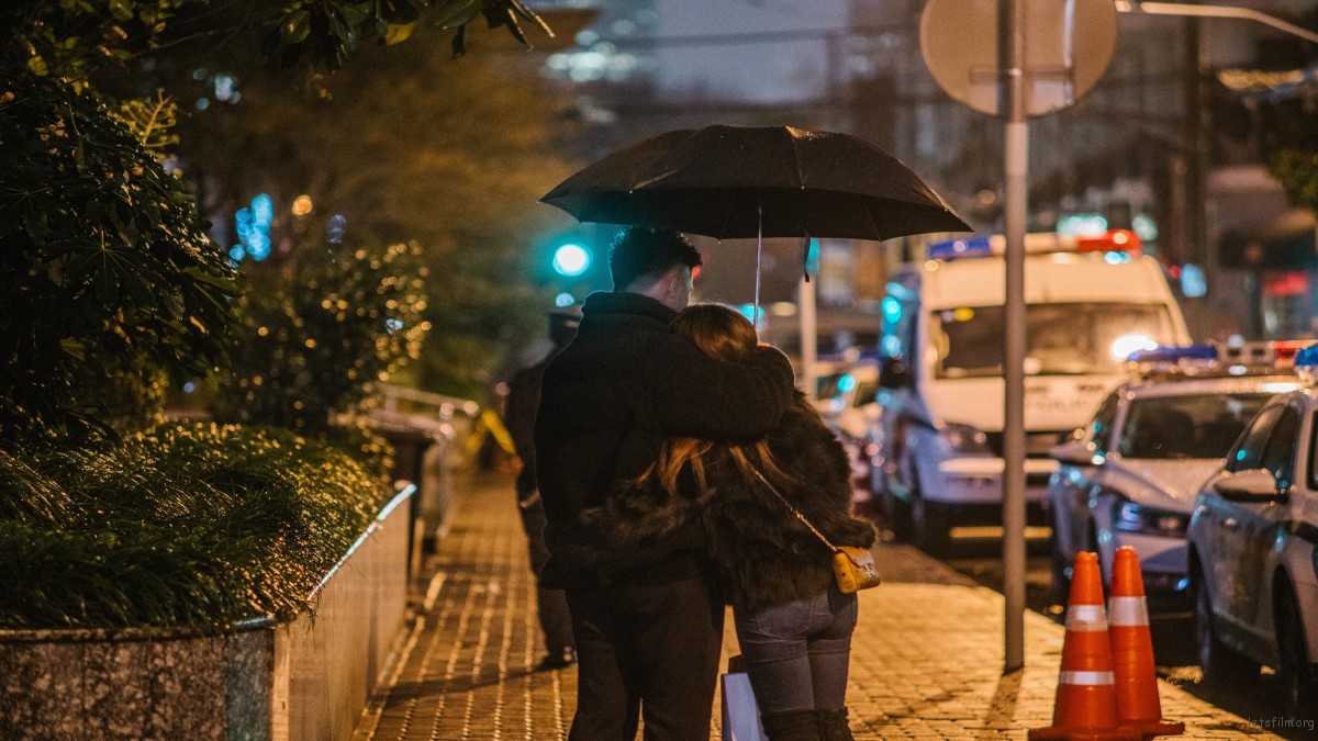 那个曾陪你撑伞走过长街的人,还在你的微信列表里吗? | 胶片的味道 图片 2
