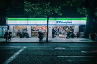 凌晨 2 点，这座城市把所有的温柔，都藏进了那只发光的“玻璃盒子”