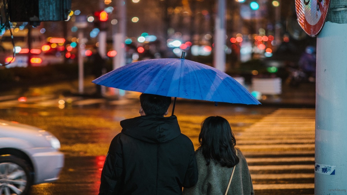 那个曾陪你撑伞走过长街的人,还在你的微信列表里吗? | 胶片的味道 图片 4