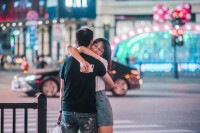 在人海中，我们都在等一个拥抱