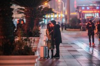 安检口的外面是我们,里面是故乡 安检口的外面是我们,里面是故乡