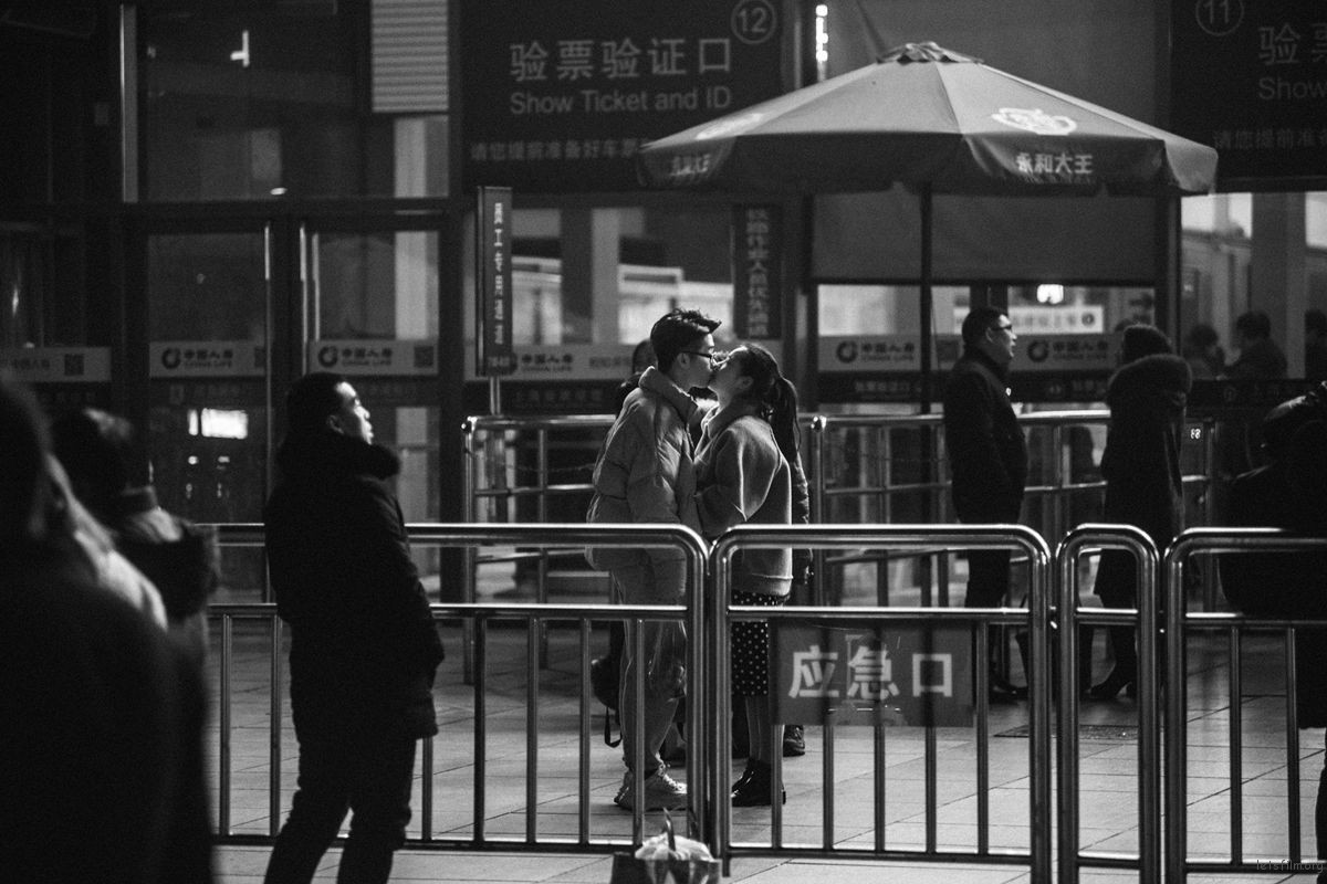 安检口的外面是我们,里面是故乡 | 胶片的味道 图片 2