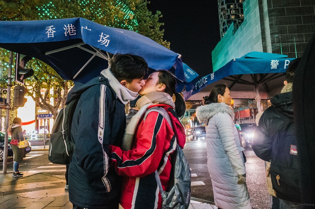 情人节的街头,我用快门把爱情停在没有结局的地方 | 胶片的味道 图片 5