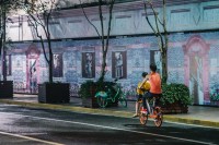 那些骑进夜色里的人，都在逃往哪里？