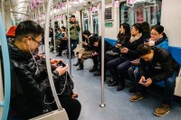 地铁里,没有人看见彼此 地铁里,没有人看见彼此